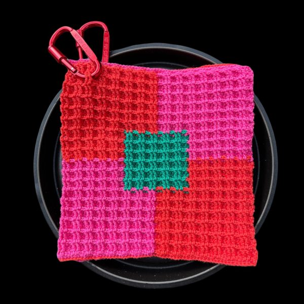 Die Namensgebung wird dem Muster des Topflappens gerecht. Vier Quadrate abwechselnd in einem Rot und einem Pink geben dem kleinem Quadrat das notwendige Feuer, um das Grün dem Smaragd Emerald gebührend zu ehren.