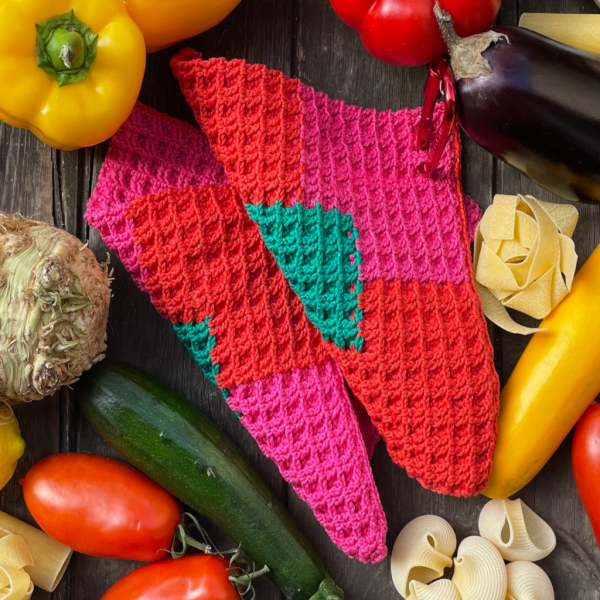 Leuchtendes Ensemble bringen die Signalfarben Pink, Rot, grün mit den klassischen quadratischen Muster den richtigen Effekt. Jetzt im Presine Shop Topflappen Emerald-Square online kaufen.