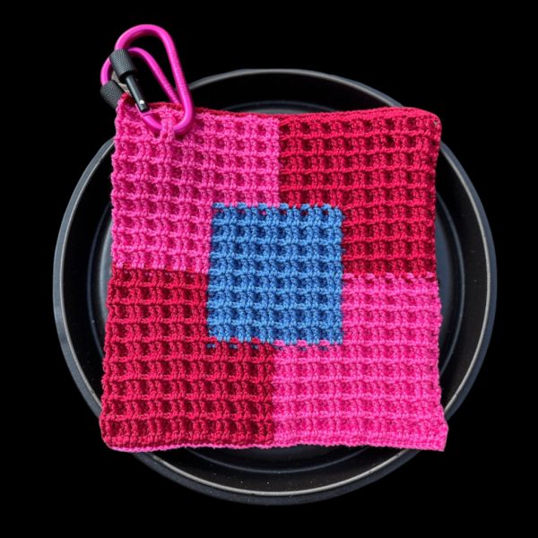 Handgemachter gehäkelter Topflappen im Waffelmuster mit pinkem, rotem und blauem Patchwork-Design – Topflappen online bestellen
