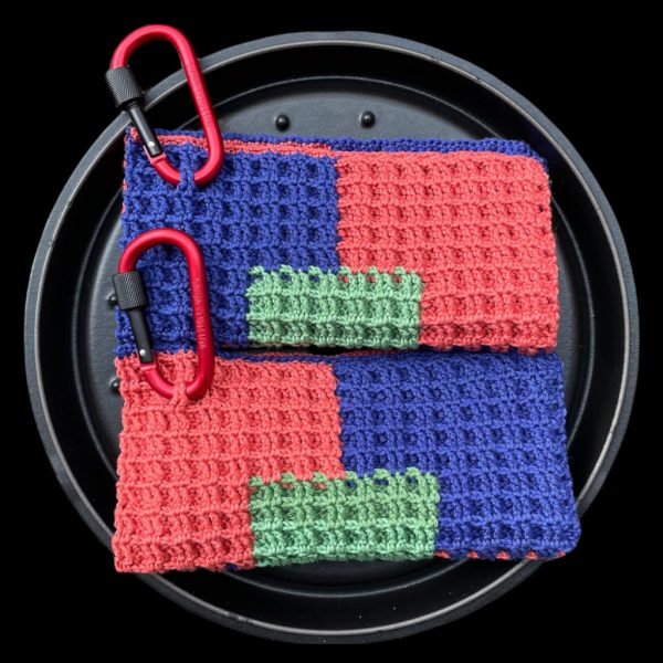 Handgemachte Patchwork-Topflappen aus Baumwolle in Rot, Blau und Grün mit Karabinerhaken – Topflappen online kaufen