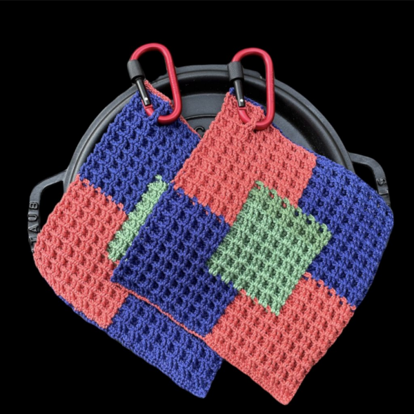 Handgemachte Patchwork-Topflappen aus Baumwolle in Rot, Blau und Grün mit Karabinerhaken – Topflappen online kaufen