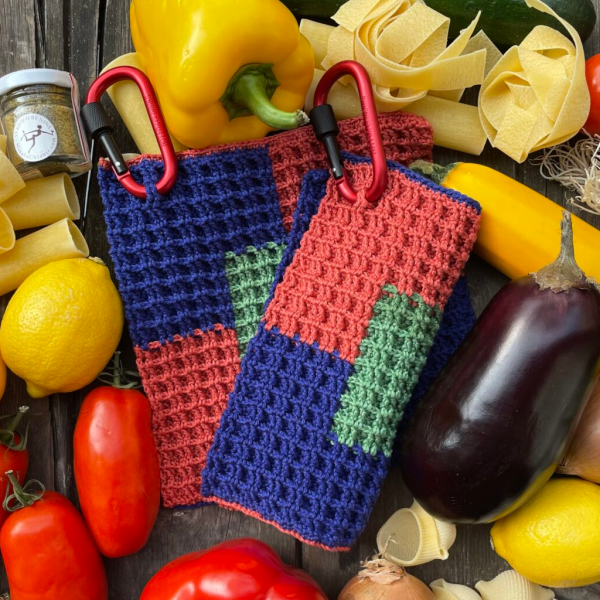 Handgemachte Patchwork-Topflappen aus Baumwolle in Rot, Blau und Grün mit Karabinerhaken – Topflappen online kaufen