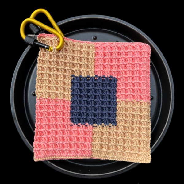 Handgefertigter Topflappen Navy Square im Patchwork-Design mit marineblauem Mittelquadrat und Karabinerhaken – Topflappen online kaufen