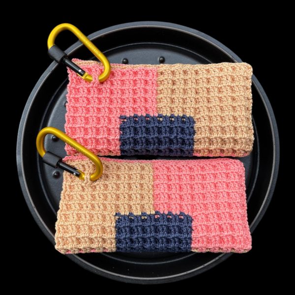 Zwei zusammengelegte handgefertigte Topflappen Navy Square im Patchwork-Design mit marineblauem Streifen und Karabinerhaken – Topflappen online kaufen